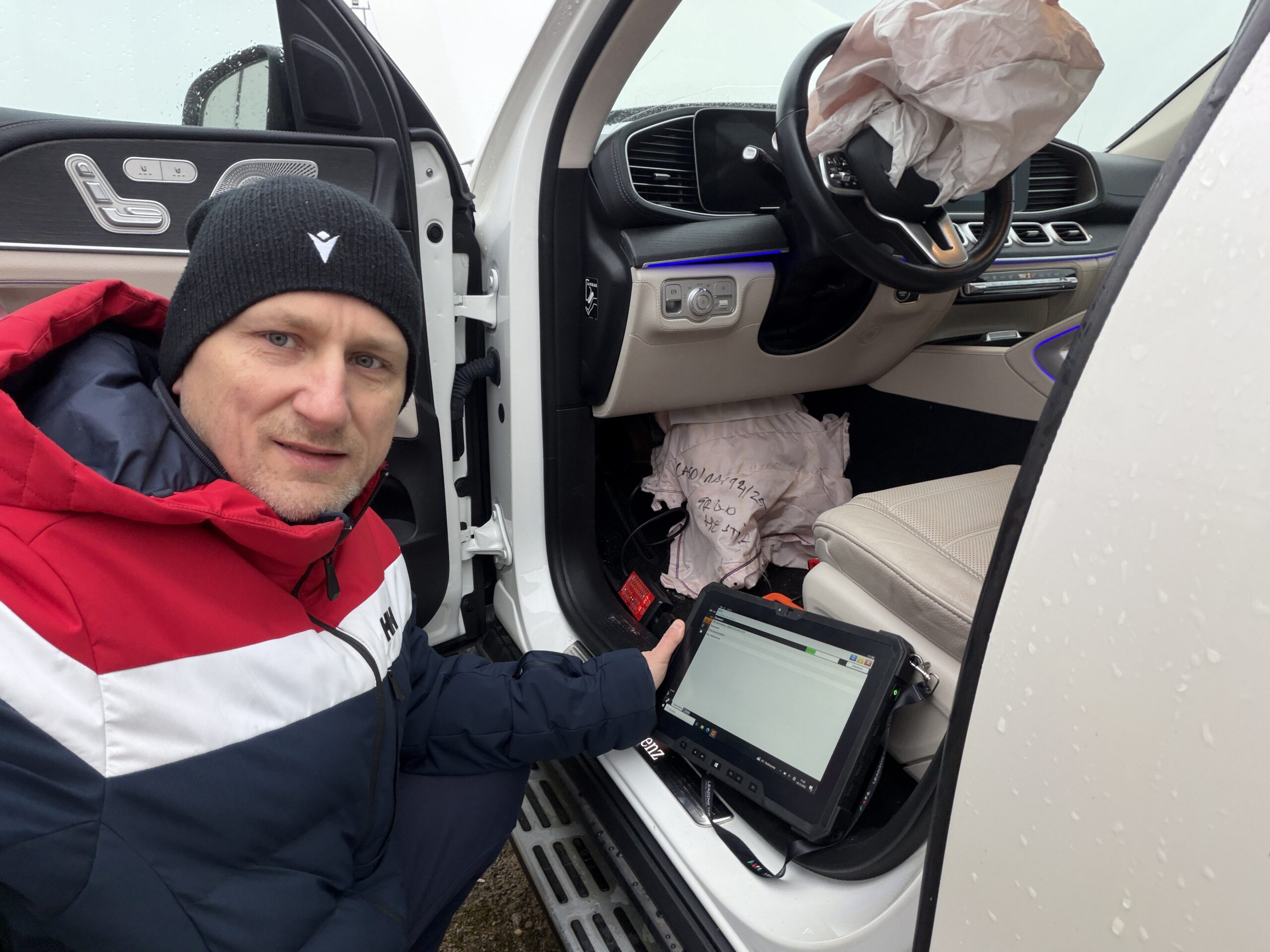 Stanowisko analityka RWD Paweł Bąk podczas analizy zapisu z wypadku